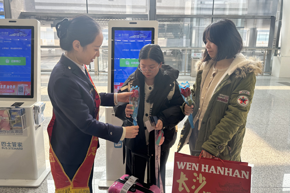 客運(yùn)公司機(jī)場(chǎng)巴士三八節(jié)鮮花贈(zèng)禮贏(yíng)旅客贊譽(yù)